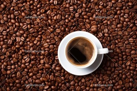 تصویر با کیفیت فنجان قهوه داخل دانه های قهوه